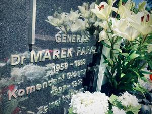 Rocznica śmierci generała Papały - Komendant Główny Policji składa kwiaty na Jego grobie