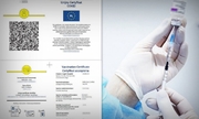 Kolaż dwóch zdjęć. Na zdjęciu z lewej strony certyfikaty szczepienia, na zdjęciu z prawej strony dłonie w lateksowych rękawiczkach trzymające strzykawkę i szczepionkę