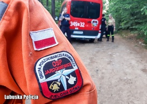 Strażacy i policjanci w lesie podczas poszukiwań zaginionej osoby