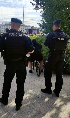polski i litewski policjant w trakcie wspólnego patrolu