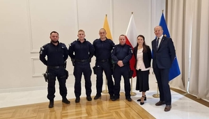 polscy i litewscy policjanci oraz Konstanty Radziwiłł pozują do zdjęcia