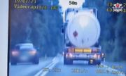 wycinek z nagrania na którym widać auto wyprzedające samochód ciężarowy na podwójnej ciągłej jadące z nadmierną prędkością
