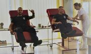 policjanci z Jednostki Specjalnej Polskiej Policji w Kosowie siedząc na leżankach oddają krew