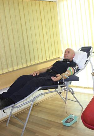 policjanci z Jednostki Specjalnej Polskiej Policji w Kosowie siedząc na leżankach oddają krew