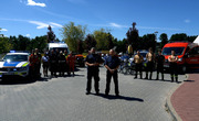 policjanci i przedstawiciele służb zebrani na placu