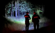 Policjanci w nocnej akcji poszukiwawczej w lesie