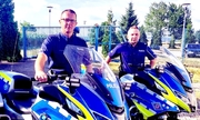 dwaj policjanci stoją przy policyjnych motocyklach