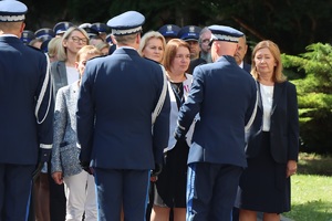 Komendant Główny Policji wraz z Zastępcami wręczają medale, odznaczeni i awanse  wyróżnionym pracownikom i funkcjonariuszom KGP