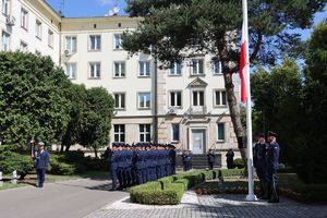 Pododdział Reprezentacyjny Polskiej Policji na dziedzińcu przed budynkiem KGP