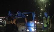 policjanci i straż graniczna kontrolują samochód