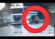 stop klatka z nagrania na którym widać auto na drodze oznaczone kółkiem na czerwono