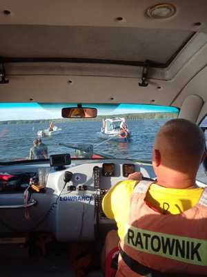 Policyjni „wodniacy” i ratownicy WOPR podczas ratowania żeglarzy z przewróconej łodzi