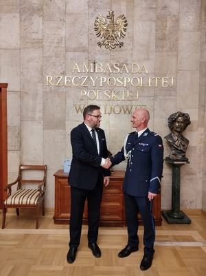 ambasador Polski w Ukrainie wita się z nowym oficerem łącznikowym