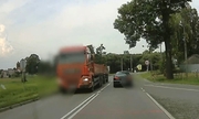 samochód ciężarowy i osobowy mijają się na drodze