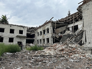 polscy  śledczy pracują w ruinach budynków na terenie Ukrainy