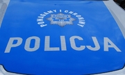 logo pomagamy i chronimy oraz napis Policja na masce radiowozu policyjnego