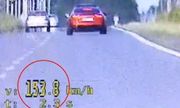 Zdjęcie z wideorejestratora, na którym czerwony samochód przekracza prędkość