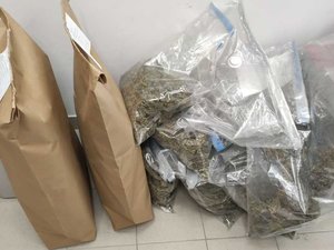 Susz marihuany spakowany w klika toreb foliowych