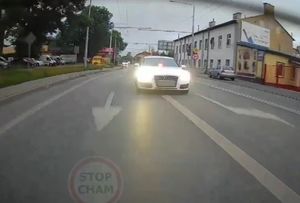 biały samochód włączył długie światła, zmusza kierującego do zjechania z jezdni