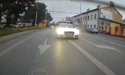 biały samochód włączył długie światła, zmusza kierującego do zjechania z jezdni