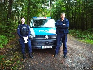 Policjanci, którzy znaleźli kobietę w lesie