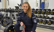 Policjantka na siłowni pokazuje medale