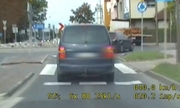 Stopklatka z nagrania wideorejestratora przedstawia samochód, którym jechał zatrzymany mężczyzna