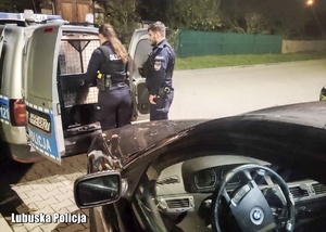 policjanci w trakcie zatrzymania pijanego kierowcy
