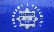 Na niebieskim tle napis pomagamy i chronimy, Policja i numer alarmowy 112