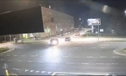 kadr z nagrania monitoringu miejskiego, na którym widoczne jest skrzyżowanie oraz trzy pojazdy. Jeden z nich stoi przodem do kamery, dwa z nich tyłem.