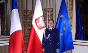 kom. Renata Graf stoi na tle flag Francji, Polski i Unii Europejskiej