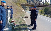 Funkcjonariusze JSPP w Kosowie składają wieniec w miejscu upamiętniającym tragiczną śmierć Audriusa Šenavičiusa z Litwy - byłego funkcjonariusza EULEX, który zginął na służbie w dniu 19 września 2013 r., gdy nieznany sprawca ostrzelał jego samochód