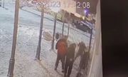 3 mężczyzn bije ochroniarza