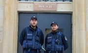 Dwóch policjantów na tle budynku