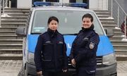 Dwie policjantki stoją przed radiowozem
