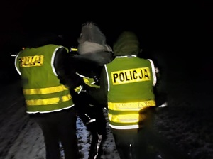 dwaj policjanci z odnalezioną kobietą