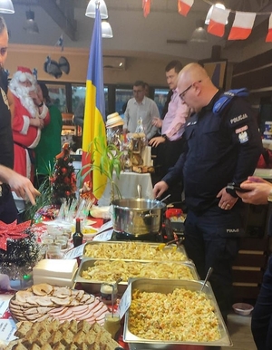polscy policjanci podczas kiermaszu potraw świątecznych