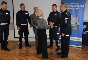 Zdjęcia ze spotkania w oświęcimskiej komendzie Policji  sala szkoleniowa policjanci i seniorzy na wspólnym zdjęciu