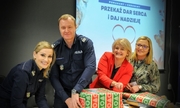 Policjanci i pracownicy Policji podczas pakowania prezentów świątecznych