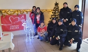 policjanci przy choince świątecznej