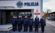 policjanci stoją w dwuszeregu przed nowy, budynkiem Komisariatu Policji w Sędziszowie