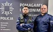 Zdjęcie przedstawia dwóch, umundurowanych policjantów