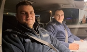 st. sierż. Damian Styś i mł. asp. Artur Gąsiorek siedzą w radiowozie policyjnym