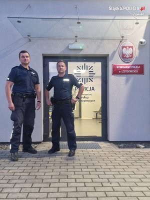 zdjęcie kolorowe zrobione przed budynkiem komisariatu policji w Łodygowicach