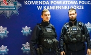 dwaj policjanci którzy pomagali kobiecie