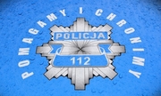 logo Pomagamy i chronimy na masce radiowozu policyjnego.