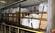 zabezpieczone nielegalne odpady w workach na naczepie ciężarówki