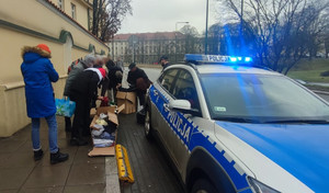 Policjanci ze Śródmieścia pomagają bezdomnym i potrzebującym rozdając odzież zimową i obuwie