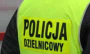 napis: Policja dzielnicowy na plecach kamizelki, którą ma założoną policjant