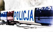 Napis policja na oprószonym śniegiem sygnalizatorze świetlnym na dachu radiowozu policyjnego